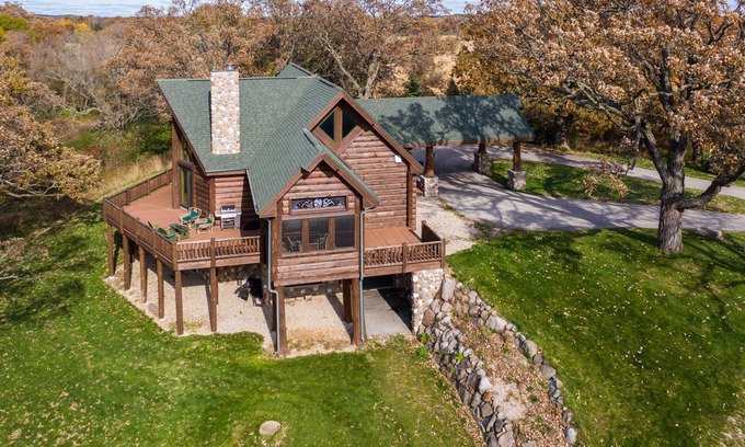 Mukwonago Cabin | Stunning Log Cabin Getaway Near Lake Beulah *Pool Table*Grill