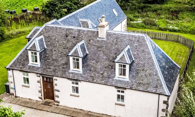 Glen Urquhart House | Stunning private villa for 10 people with WIFI, TV, terrace and pets allowed