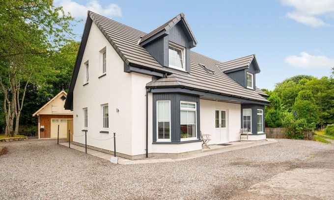 Drumnadrochit House | Stunning private villa for 8 guests with WIFI, TV, patio and pets allowed