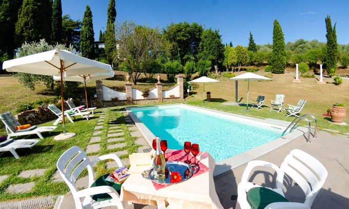 Uzzano Villa | Stunning private villa for 10 people with private pool, WIFI, A/C, TV and pets allowed
