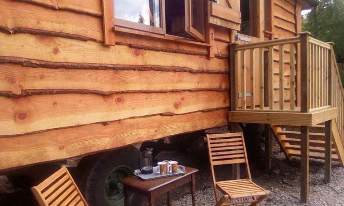 Balnain House | Stunning private villa for 3 people with WIFI, TV, pets allowed and panoramic view