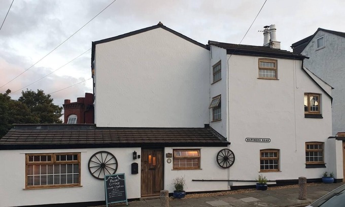 New Brighton Cottage | Stunning quirky 2-Bed Cottage in New Brighton