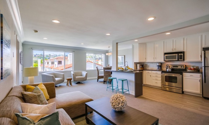 North Pacific Beach Condo | STUNNING TOP LEVEL END UNIT * 3 BLOCKS TO OCEAN * VIEW