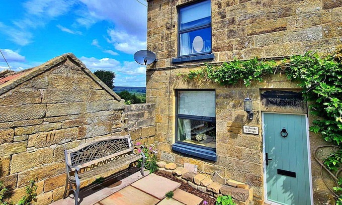 Glaisdale House | Stunning villa for 4 guests with WIFI and terrace
