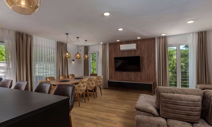 Sucici House | Stunning villa for 6 guests with hot tub, A/C, private pool, WIFI, TV and terrace