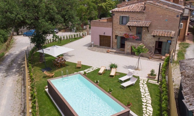Lucignano Villa | Stunning villa with A/C, sauna, hot tub, WIFI, private pool, TV, patio, close to Montepulciano