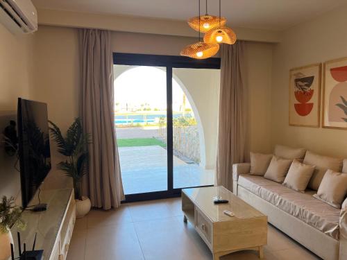 El Gouna Apartment | Stylish 1BR Ground With Free Pool & Lagoon Access In Gouna