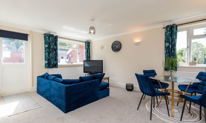Horsham Apartment | Stylish 2 bed apartment in Horsham by 247Lets