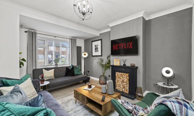 Chatham House | Stylish 2 bed house with parking & WIFI