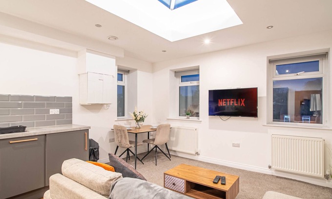 Kirkheaton Apartment | Stylish 2-Bedroom Apartment for 5 Guest