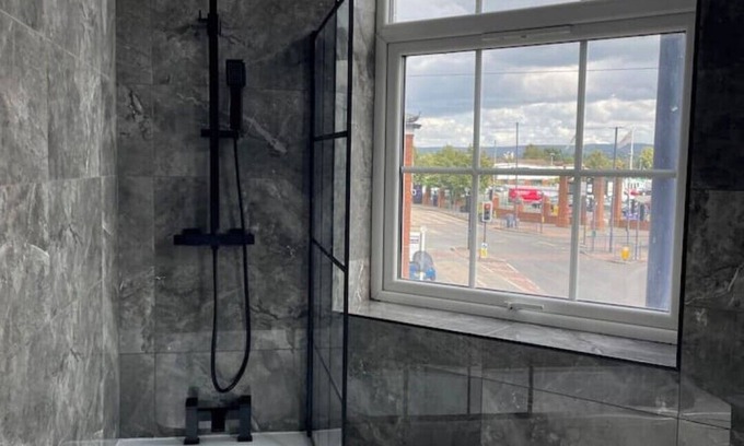 Offerton Apartment | Stylish 2 BR Apartment in Denton + Free Parking