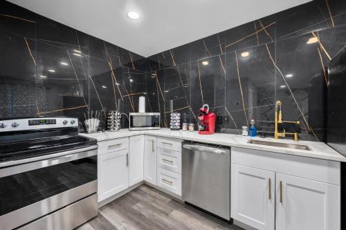 Houston Heights Apartment | Stylish 2-BR Getaway in Heights with Pool