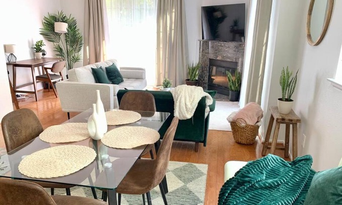 Valencia Apartment | Stylish 2bd/2ba condo 4 miles from Six Flags!