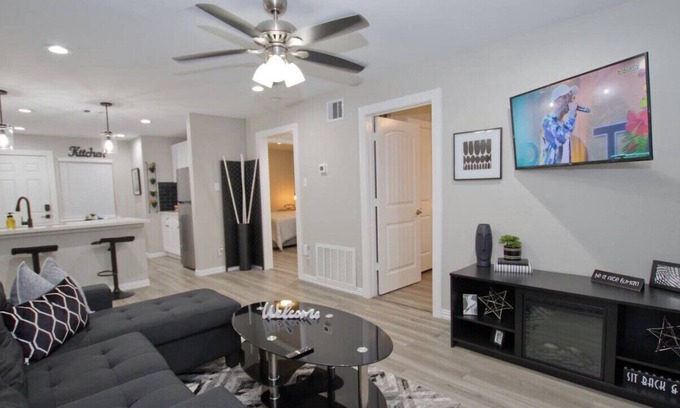 Riverside Terrace Apartment | Stylish 2BR near Med Center, Universities, DT📥