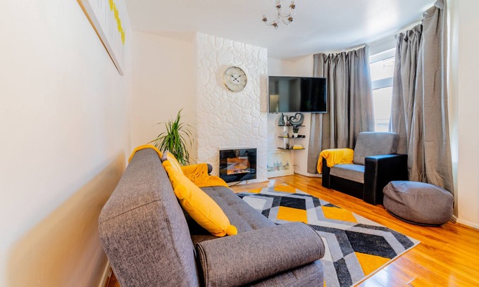 Chatham House | Stylish 3-Bed House with Free Parking & Wifi