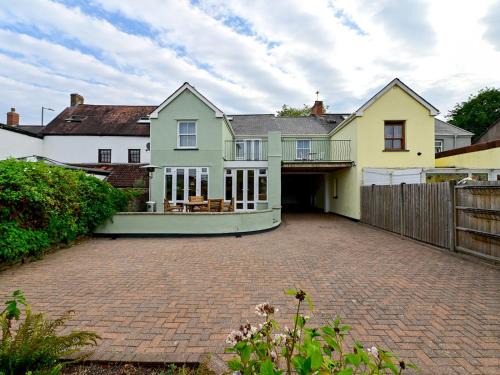 Caerleon House | Stylish 3-Bed in Historic Caerleon-GardenParking Pass The Keys