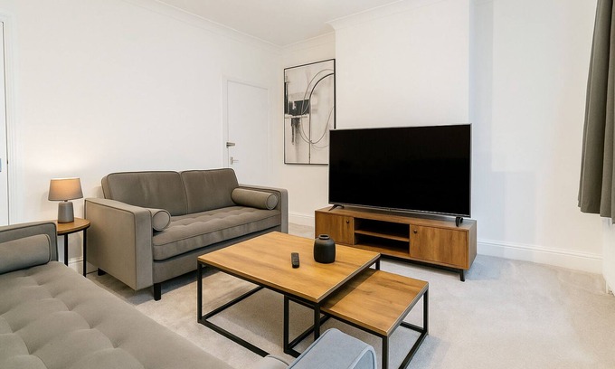 Honley House | Stylish 4BR Home in Dudley – Perfect for Families & Contractors