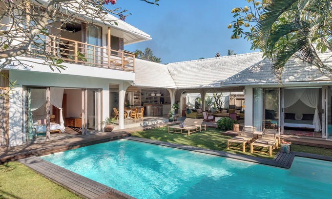 Umalas Villa | Stylish 4BR Kids Friendly 5min Canggu Rooftop
