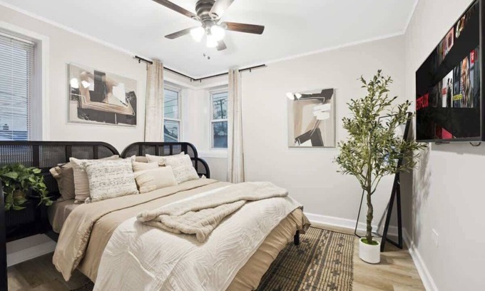 Cicero House | Stylish 4BR | Sleeps 8 | Garage Parking | Near Airport & Downtown