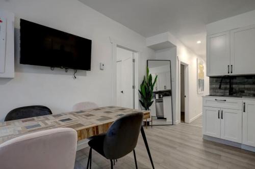 Sainte-Marie Apartment | Stylish 4BR Unit Near Plateau and DT MTL