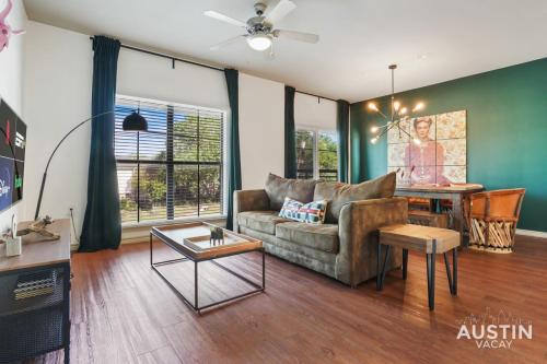 North Loop Apartment | Stylish 4BR with Smart TV and Free Garage Parking