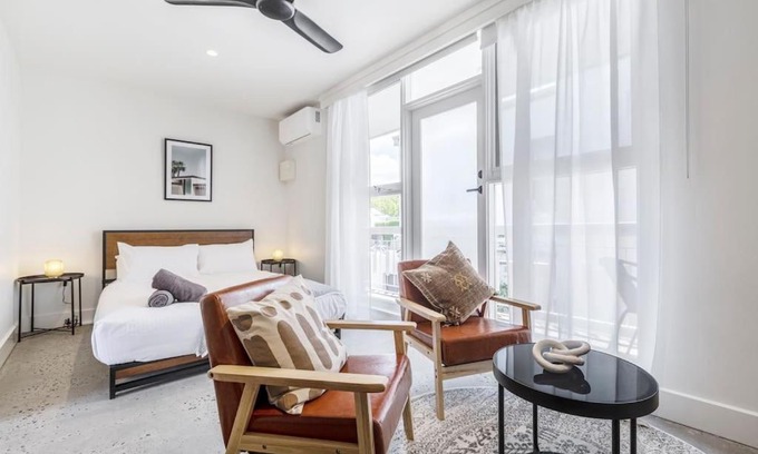 Carlton Apartment | Stylish Apartment in Carlton - 6415