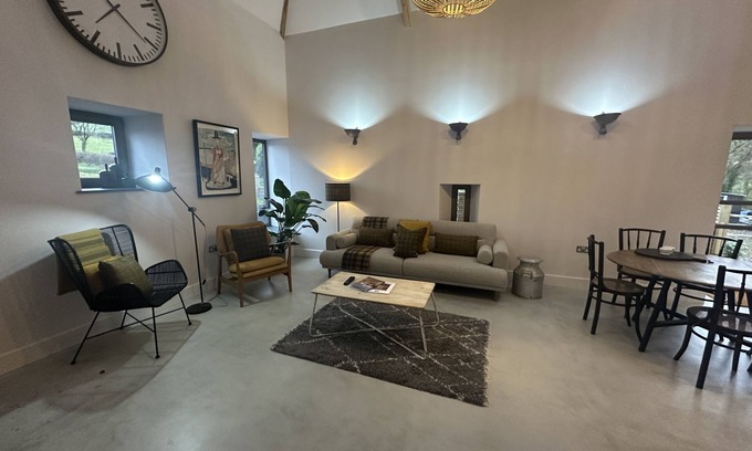 Carmarthen Cottage | Stylish barn conversion, sleeps 5, with hot tub