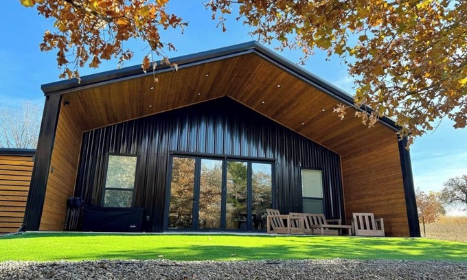 Forestburg House | Stylish Barndo Escape w/Fire Pit & Patio