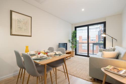 Aldoar Apartment | Stylish & Bright Flat with Balcony by HostWise