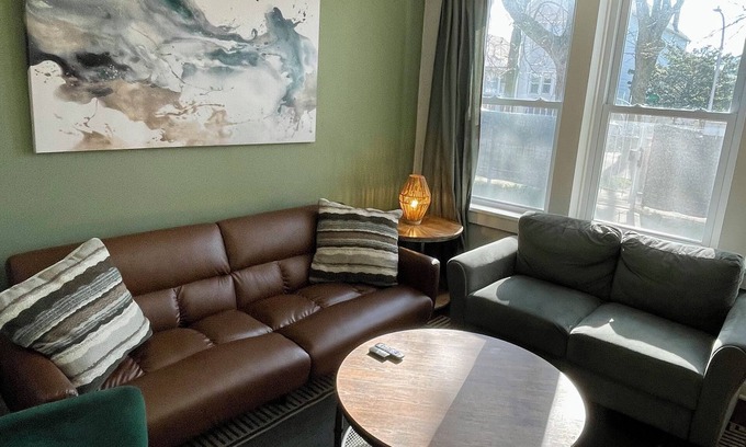 Brighton Park Apartment | Stylish comfortable 3BR with tons of natural light