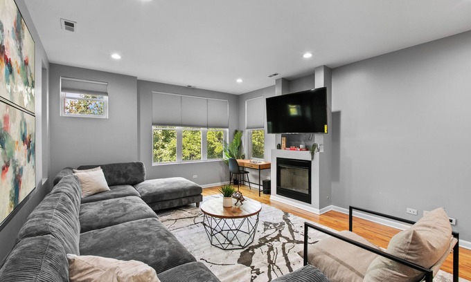 Near West Side Condo | Stylish & Comfy 2BR/2.5BTH condo w/Pool and Poker table near Med/United Center