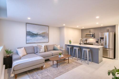 Keith Apartment | Stylish & Comfy Mountain Escape King Bed PS5!