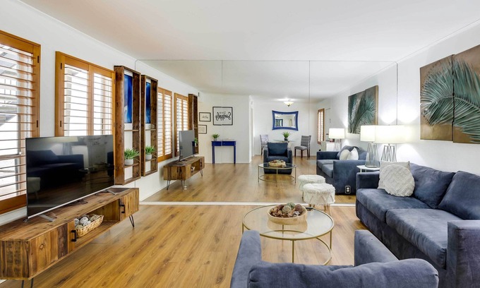 Knox - Henderson Condo | Stylish Condo w/Pool in Knox Henderson!