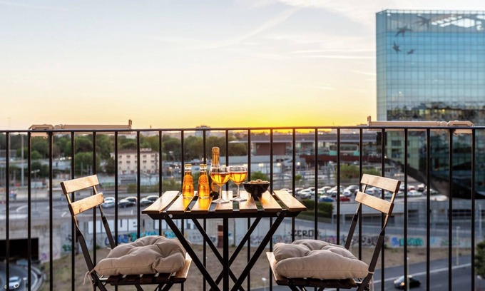 Universita Apartment | Stylish & Cozy ~ 5* Location ~ Balcony ~ City View