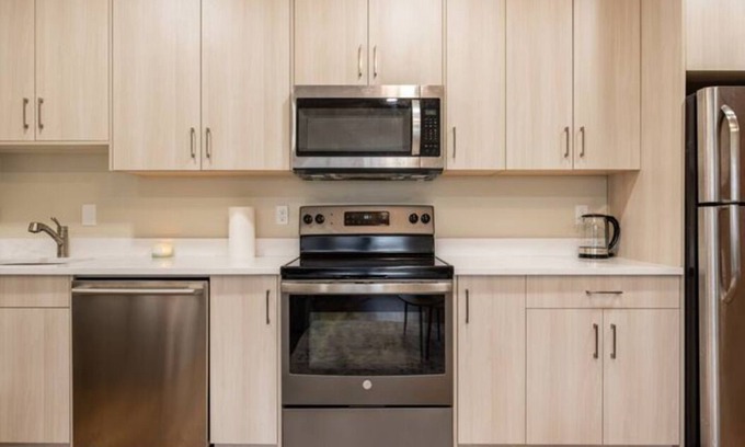 Silverado Apartment | Stylish & Cozy Suit near Spruce Meadows-3 beds- sleeps 6 -Backyard-EV