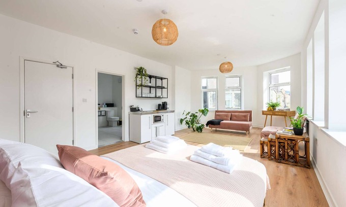 Riverside Apartment | Stylish en-suite Boutique Apartment 8min to centre for 5