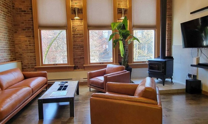 Gastown Apartment | Stylish Gastown Loft w/Soaker Tub & Fireplace