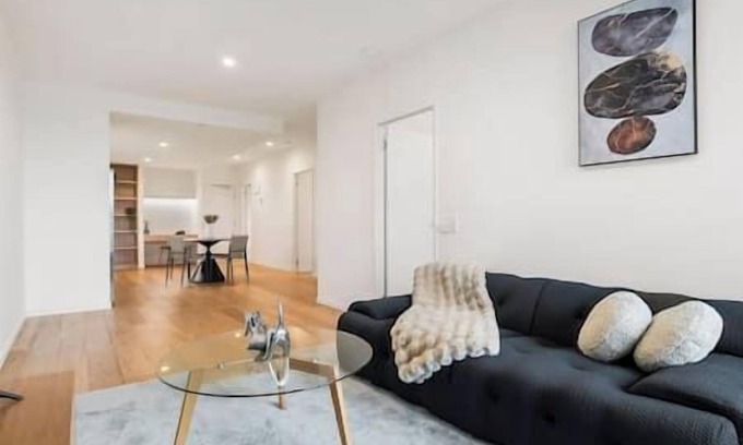 Carnegie Apartment | Stylish & Modern 2BR w/King Bed, Study & Car Park
