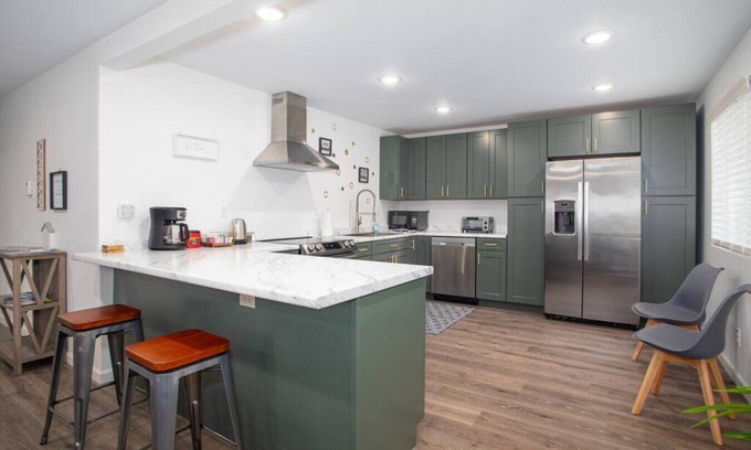 College House | Stylish Modern and Convenient Suite with All The Amenities