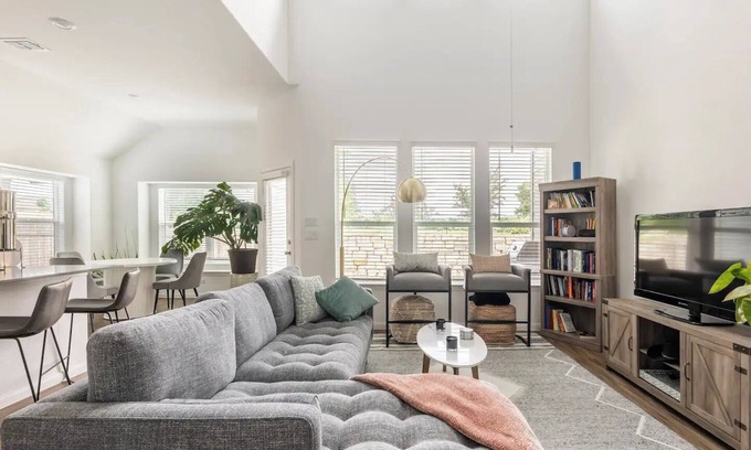 Manchaca House | Stylish & Modern Austin Home with Yard & Gated Community Pool