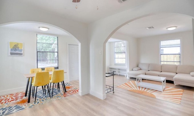 Southwest Coconut Grove House | Stylish, Modern with a splash of Glam! Upscale 4-3 In Historic Coconut Grove