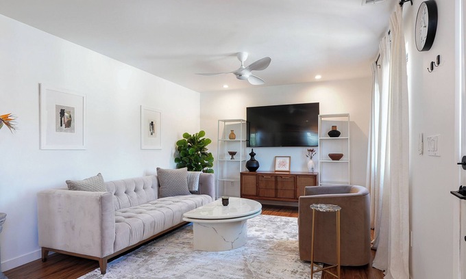 Los Feliz Apartment | Stylish Retreat in Los Feliz: Designer Finishes, Trendy Area