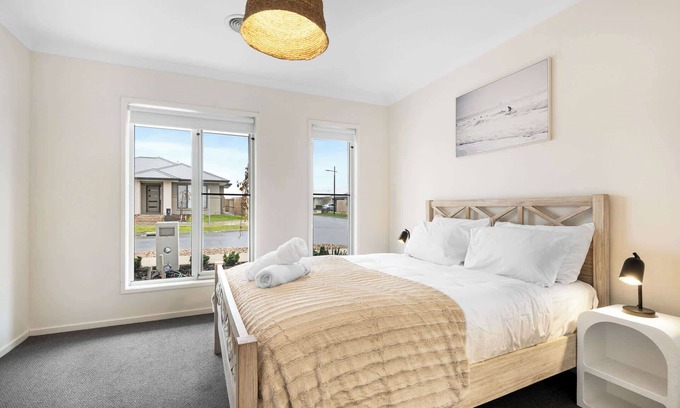 Mount Duneed House | Stylish & Simple 3BR Mount Duneed Home