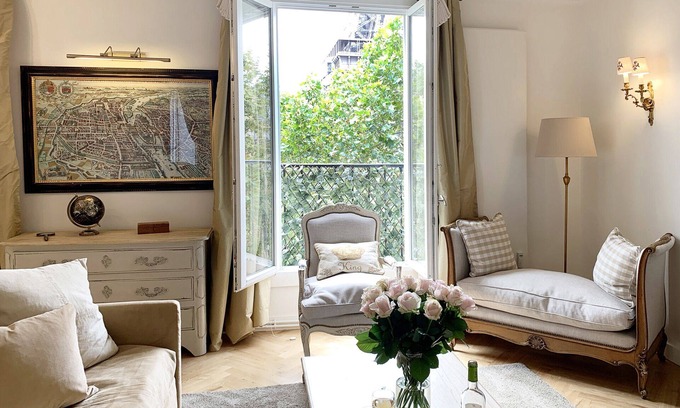 Quartier du Gros-Caillou Apartment | Stylish & Sunny with Breath-taking Eiffel View, Perfect for Families