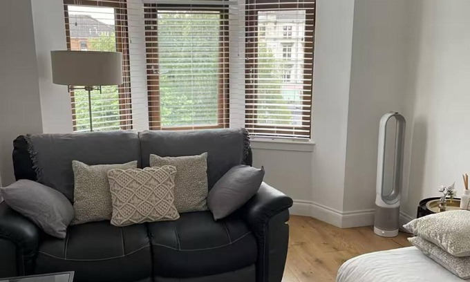 Glasgow Westend Apartment | Stylish Top-Floor Flat with Stunning Views in Glasgow's Vibrant West Endn