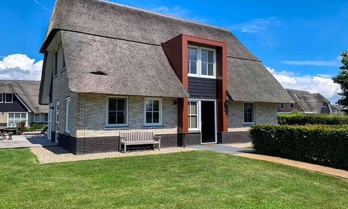 Delfstrahuizen Villa | Stylish Villa by the Water