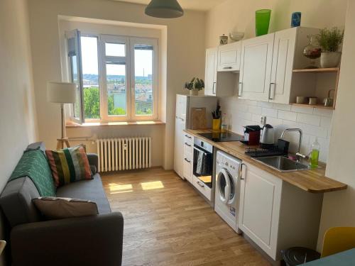 Vrsovice Apartment | Stylový a slunný byt s uměleckým nádechem v blízkosti centra