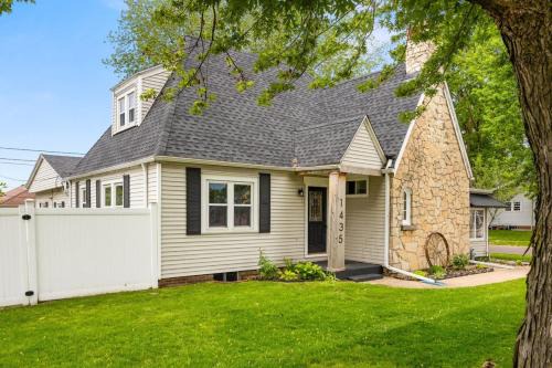 Pekin House | Suburban Sanctuary 3BD Perfect for Long Stays