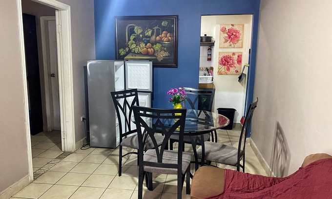 San Pedro Sula Apartment | Suite 1 hab con 2 Camas, TV, Baño, Sala, Comedor, Escritorio, Cocina y Parqueo