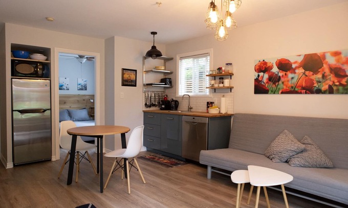 Riley Park House | 'Suite on Main' | Trendy Main Street | Queen Elizabeth Park | Hillcrest center